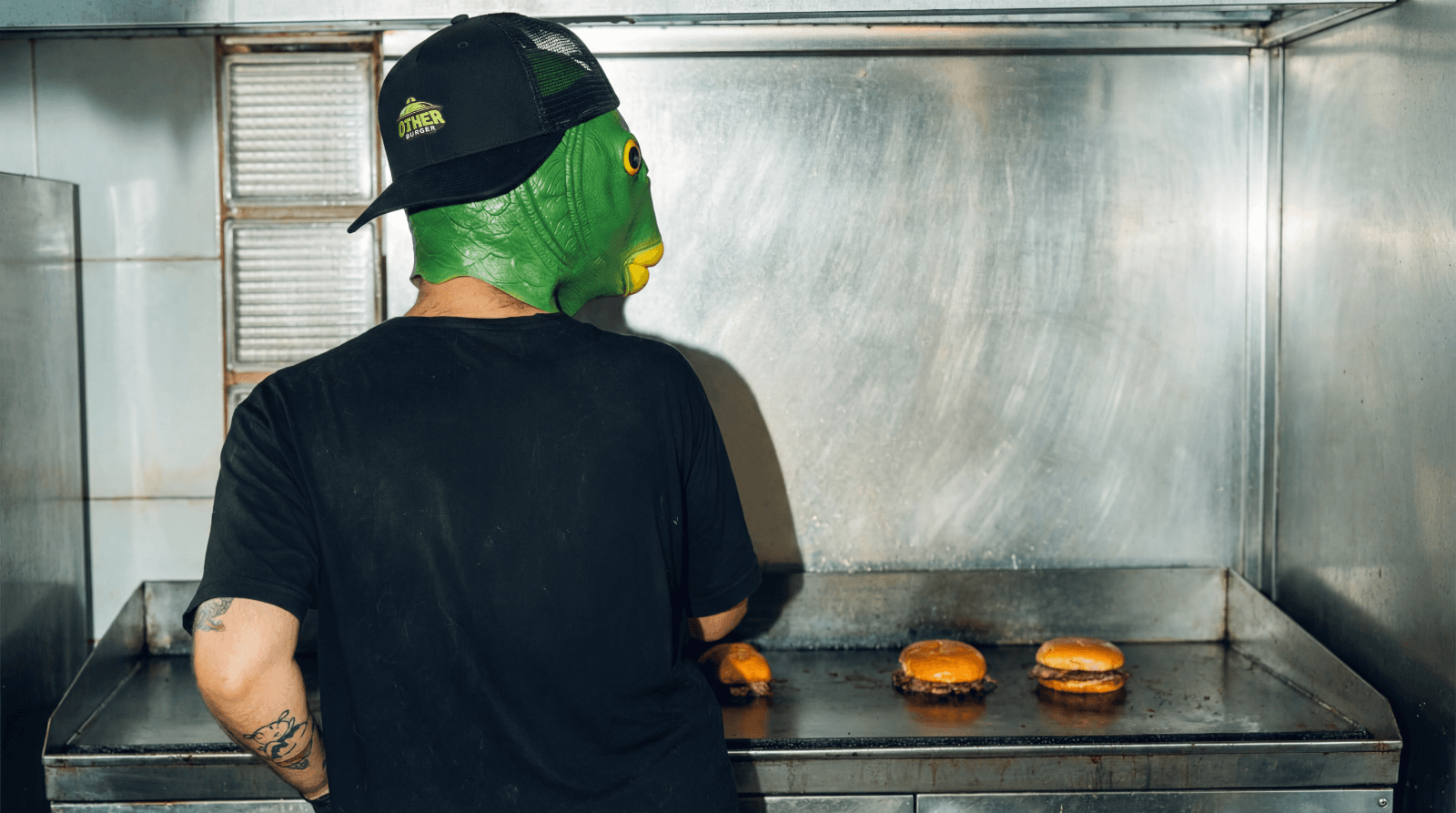 Cozinheiro mascarado na chapa da Other Burger
