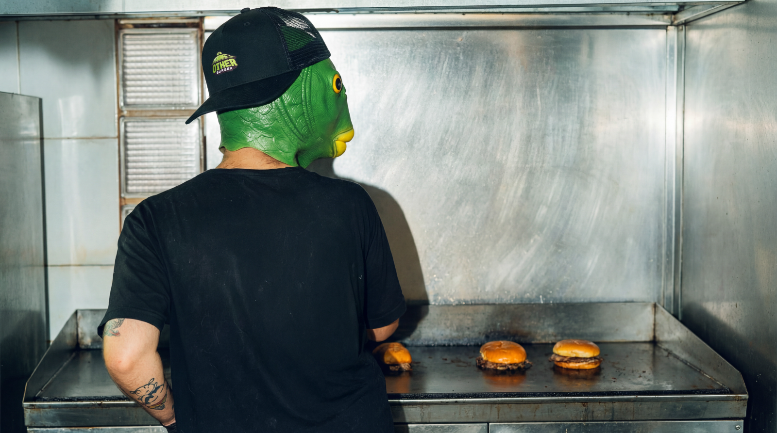Cozinheiro com máscara alienígena na chapa